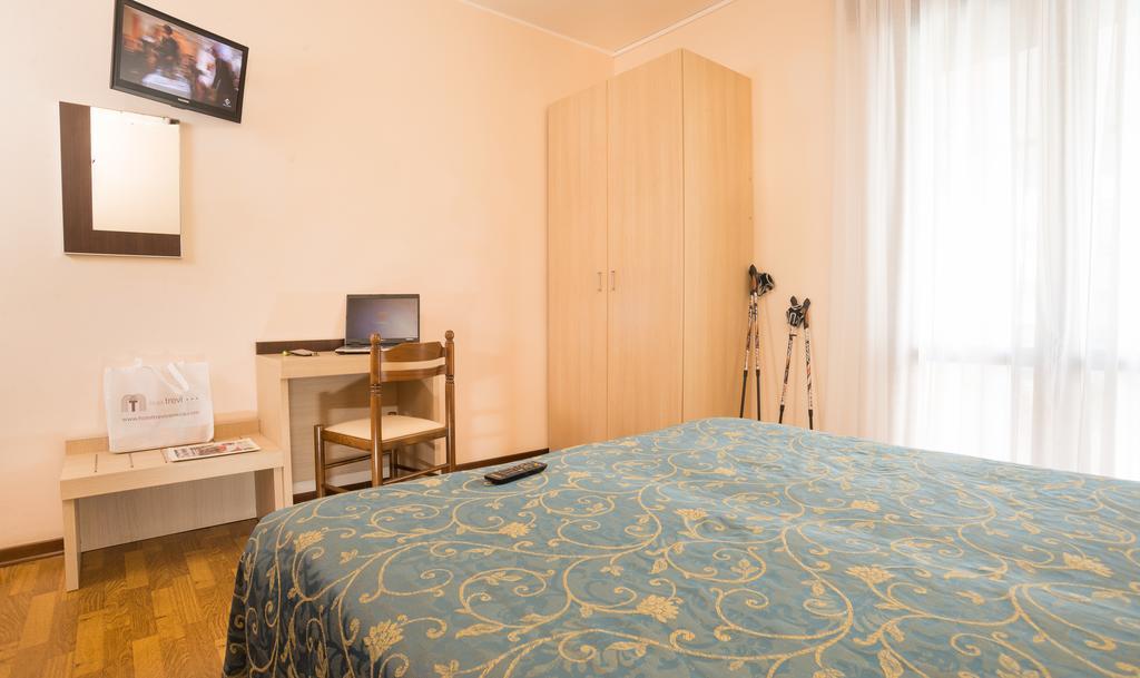 Hotel Trevi ليدو دي يسولو الغرفة الصورة